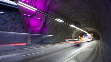 Tomtebodatunneln har renoverats. Hela anläggningen – all tunnelbelysning och övrig teknik – är nätverksbaserad. Det innebär att anläggningen kan övervakas och styras på distans via en dator eller smartphone.