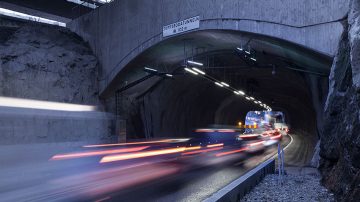 Tomtebodatunneln har renoverats. Hela anläggningen – all tunnelbelysning och övrig teknik – är nätverksbaserad. Det innebär att anläggningen kan övervakas och styras på distans via en dator eller smartphone.